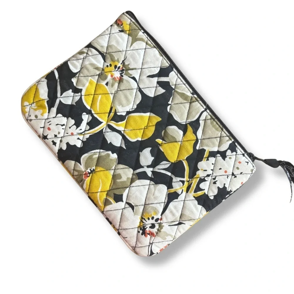 🌼 Vera Bradley “Dogwood” Quilted Cosmetic Pouch – 9” x 6.25” 🖤 (Retired Print)